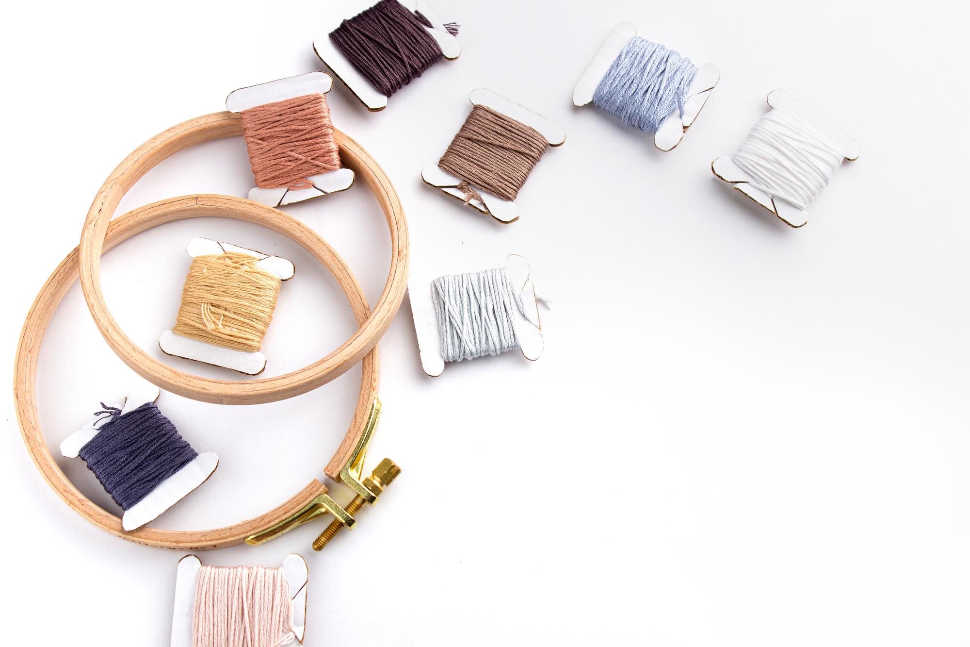 Tavolo di lavoro con kit e schemi colorati